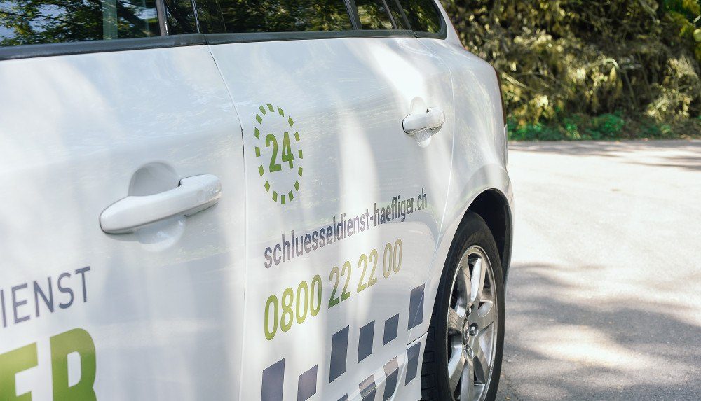 Einsatzfahrzeug von Schlüsselservice Arlesheim auf dem Weg zu einem Einsatz im Birseck
